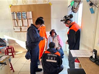 71歲老翁絆到纜繩摔落蚵子寮漁港   海巡救上岸撿回一命