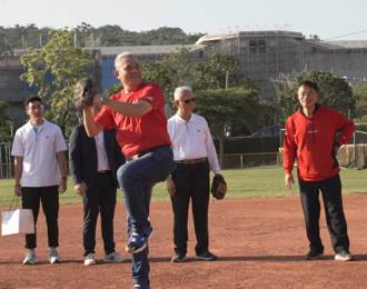 頂新和德「接棒未來」助偏鄉棒球  邀前龍將造訪高雄勉勵金潭小將
