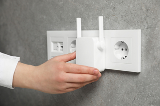 花12元買WiFi增強器 拆開他傻了：有天線小夜燈