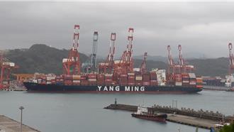 陽明「營明輪」凌晨擱淺 脫困停靠基隆西19碼頭