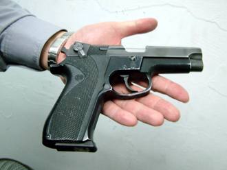 分析》見血才會掉淚？輕忽安全規定玩槍 移民署仍稱「槍口沒對人」