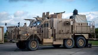 英軍首款雷射砲裝甲車威力測試 成功摧毀飛行無人機