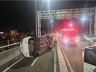蘆洲成蘆橋車禍！ 白色轎車疑追逐失控翻覆