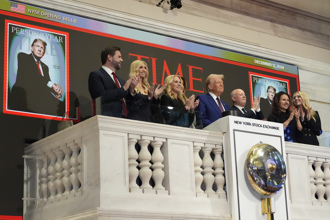 法院定罪後半年 川普成《時代》年度風雲人物！赴紐約股市敲鐘