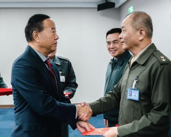 柏副部长颁奖表扬年度保密检查绩优单位暨提报人员。（军闻社记者林庭晖摄）