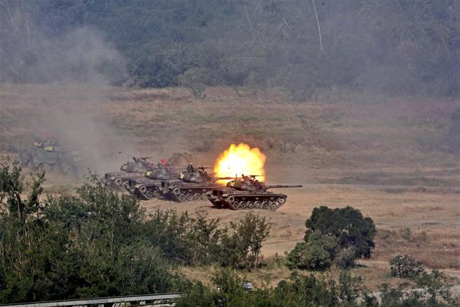 国军「113-4、5联勇操演」，昨日在三军联训基地进行日间攻击课目，在陆航AH-64E攻击直升机火力制压下，机步269旅联兵3营编组之战斗队，以CM11战车射击105公厘战车炮等各式武器弹药，向阵地发动攻击，展现各部队平日勤训精练成果。（记者孙建屏摄）