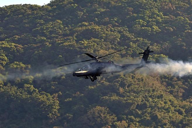 国军「113-4、5联勇操演」，昨日在三军联训基地进行日间攻击课目，在陆航AH-64E攻击直升机火力制压下，机步269旅联兵3营编组之战斗队，以CM11战车射击105公厘战车炮等各式武器弹药，向阵地发动攻击，展现各部队平日勤训精练成果。（记者孙建屏摄）