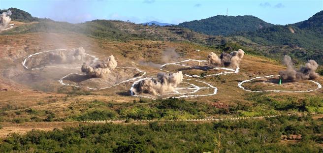  机步269旅炮兵营以同时弹着，提供地面部队强大的火力支援。（记者孙建屏摄）