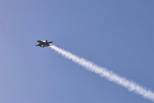  空军IDF战机在空中射击机炮，向敌军阵地进行火力制压。（记者孙建屏摄）