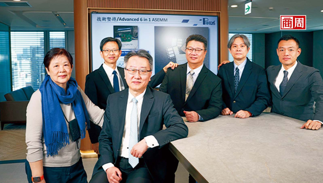博盛半導體董事長孟祥集（前排左2）創業路上努力找尋夥伴，例如4年前他找來策略長黃文楠（右2）擔任服務團隊大將。圖為核心經營團隊。（攝影・楊文財）