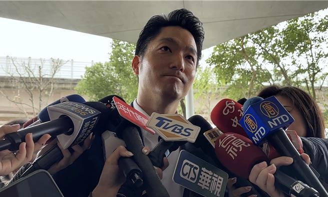 針對陸委會副主委梁文傑11日稱「北市府允諾配合中央決定，視情況延期或停辦雙城論壇」，台北市長蔣萬安（圖）12日表示，昨天才得知這樣的說法。（丁上程攝）