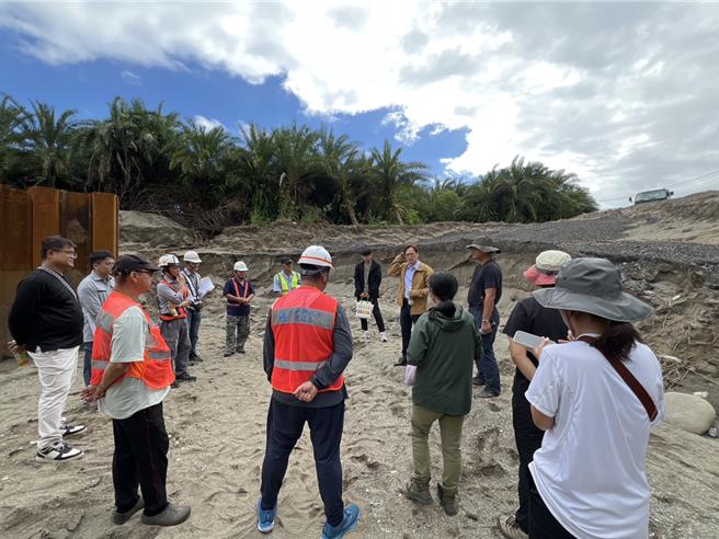 花蓮縣道193線北段正展開拓寬工程，工程人員上月卻在沿線新城鄉「加灣普查考古遺址」旁，發現幾枚疑似史前陶片及石片器出土，文化局為此前往現勘並協請廠商調整施工順序暫時對該區停工。（花蓮縣文化局提供／羅亦晽花蓮傳真）