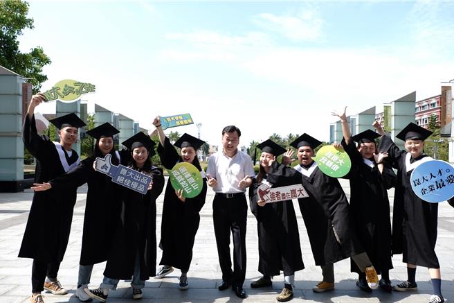 崑山科大校长李天祥（中）宣布教职员明年比照军公教加薪3％。（崑山科大提供／曹婷婷台南传真）