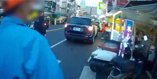 警方到场后，将赵男、许女、吕男带回，3人分别依刑法伤害、恐吓及妨害名誉等罪嫌函送高雄地检署侦办。（民眾提供／纪爰高雄传真）