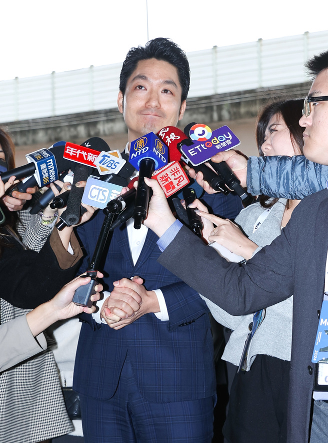 台北市長蔣萬安（見圖）12日參加KKCompany研討會，會前被問到陸委會稱，若中共施壓情勢持續惡化，可延後雙城論壇，事前有無跟北市府溝通？蔣萬安回應，「我們是昨天也才知道這樣的事情，相關的定義跟範圍，確實需要等陸委會有進一步的說明，台北市政府會和陸委會持續保持溝通跟聯繫」。（陳俊吉攝）