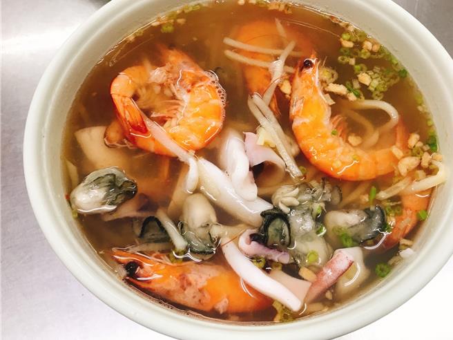 「香味海产粥」主打超澎派海鲜用料。（柯宗纬摄）
