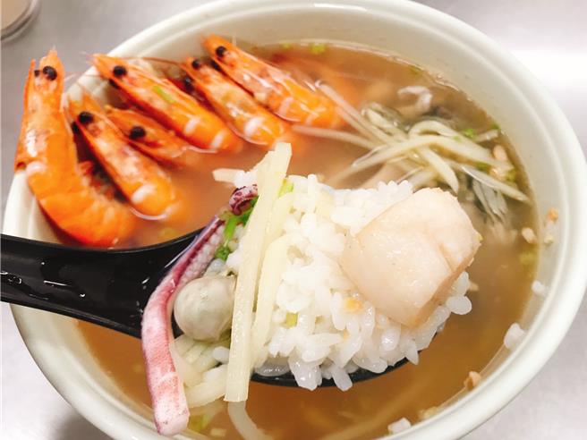 「香味海产粥」主打超澎派海鲜用料。（柯宗纬摄）