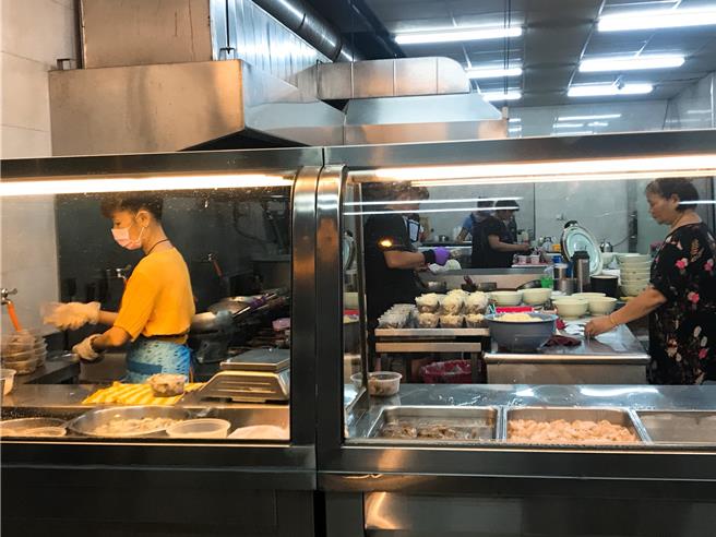 「香味海产粥」座落在七贤路与和平路口，愈夜愈多人。（柯宗纬摄）