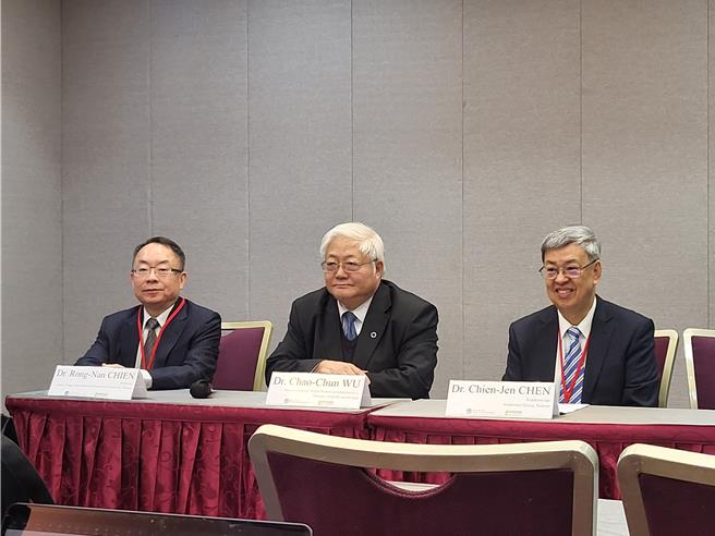 「2024台湾消除C型肝炎国际研讨会」12月12日于台大医院国际会议中心举办，由前副总统陈建仁、林口长庚医院教授简荣南的专题演讲拉开序幕。（林周义摄）