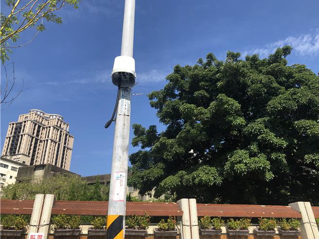 新竹市空气品质即时监测网布建300台空气品质微型感测器，为北台湾布建密度最高，也是全台湾唯一24小时不分昼夜告警派遣稽查的县市。（新竹市政府提供／王惠慧新竹传真）