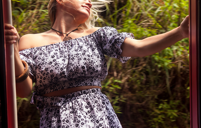 女游客为了拍网美照，将身体探出火车门外，结果惨遭树枝击中头部后坠轨。（示意图：Shutterstock／达志）