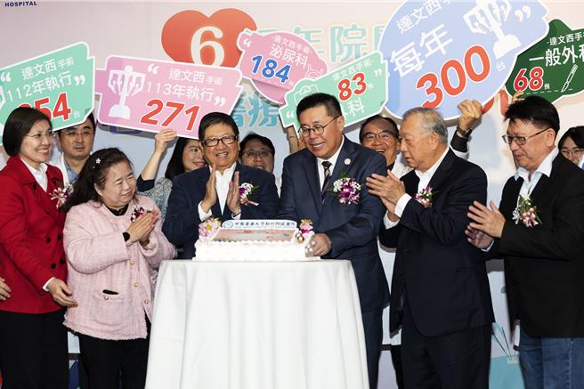 中醫大新竹附醫6周年院慶，冠蓋雲集，院長陳自諒（右三）和縣長楊文科（左三）等人一起切蛋糕慶生。（羅浚濱攝）