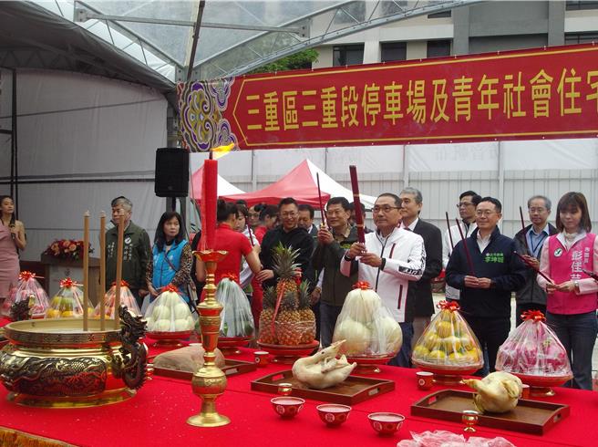 新北市长侯友宜（中）与多位在地民代12日出席三重社宅动土典礼。（张铠乙摄）