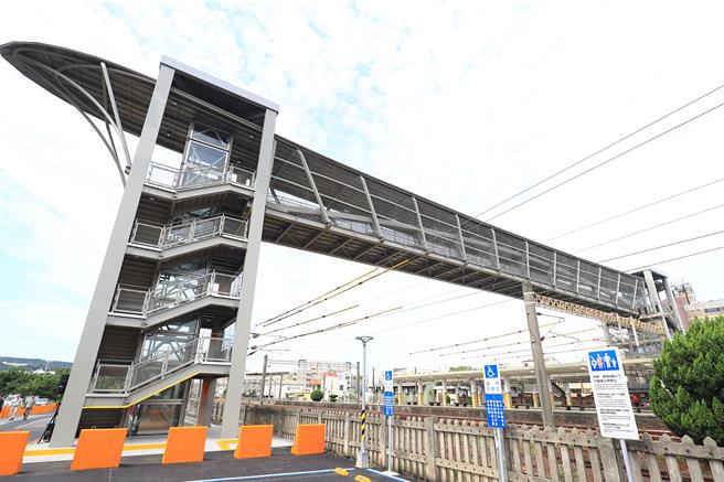 大甲火车站跨站天桥提供民眾出入前后站，站内楼梯转角平台及前后2部电梯内设置「紧急求助按钮」，提供民眾遇到紧急事件时，可立即求救报案的管道之一。（张妍溱摄）