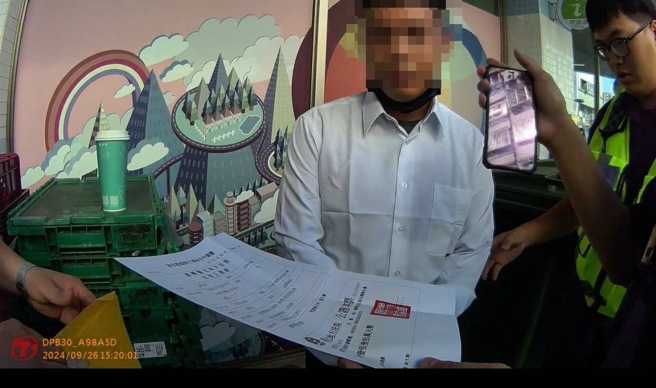 车手落网画面。（图 / 刘咏韵翻摄）