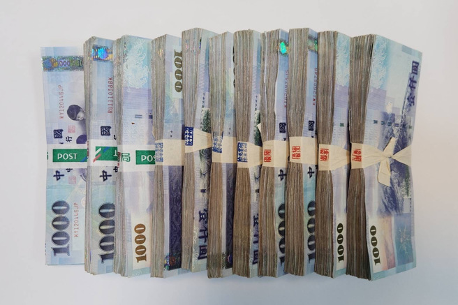 警方从车手身上查扣、万余元现金及行动电话等证物。（图 / 刘咏韵翻摄）