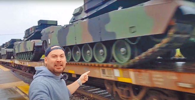 地表最强M1A2T战车首批38辆时间进日将抵台。（YouTube：DiabloMontana提供）
