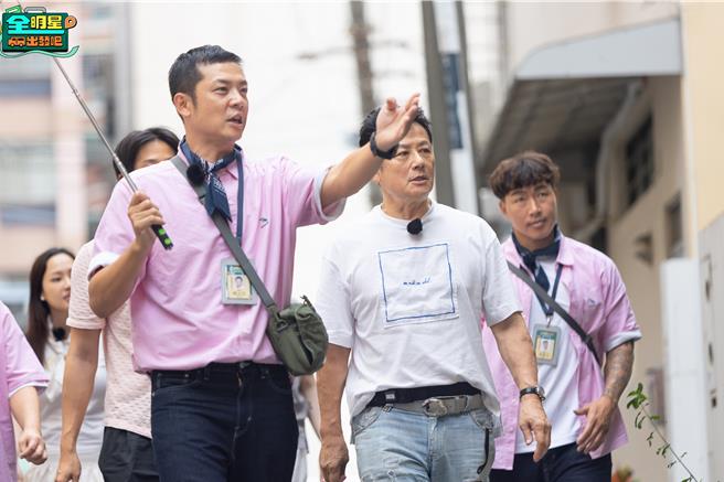 姚元浩（左）帶著徐乃麟出遊。（八大提供）