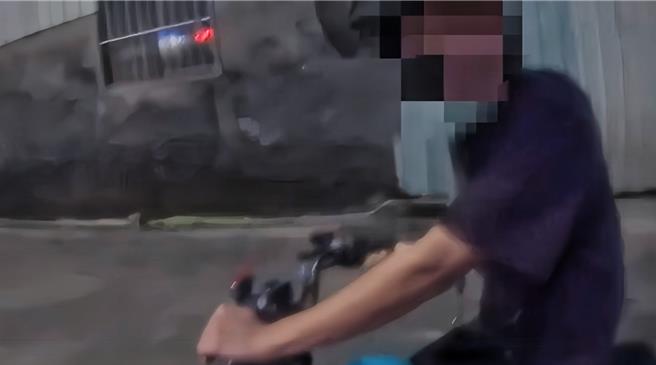 微型电动二轮车挂牌上月30日起正式上路，新北市树林警分局针对未挂牌车辆查缉，呼吁尚未完成领牌微电车应尽速完成领牌作业，以免违规受罚。（树林警分局提供）