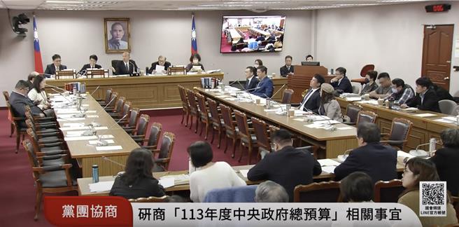 立法院長韓國瑜12日召集朝野協商113年度中央政府總預算附屬單位預算案，朝野同意將今年就安基金中的促進國民就業計畫服務費用刪除結餘的3億元。（摘自國會頻道）