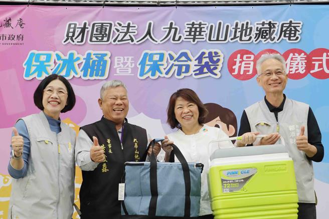 嘉义市九华山地藏庵捐赠嘉义市国小及幼儿园共716个班级，每班一套保冰桶与保冷袋设备，12日举行捐赠仪式。（吕妍庭摄）