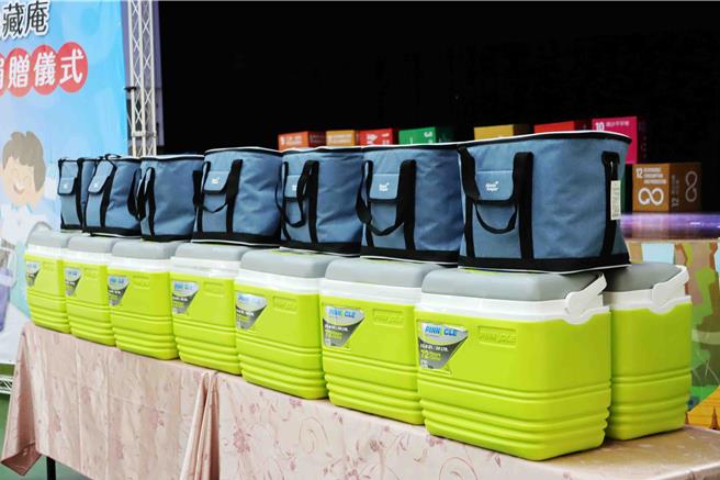 嘉义市九华山地藏庵捐赠嘉义市国小及幼儿园共716个班级，每班一套保冰桶与保冷袋设备。（吕妍庭摄）