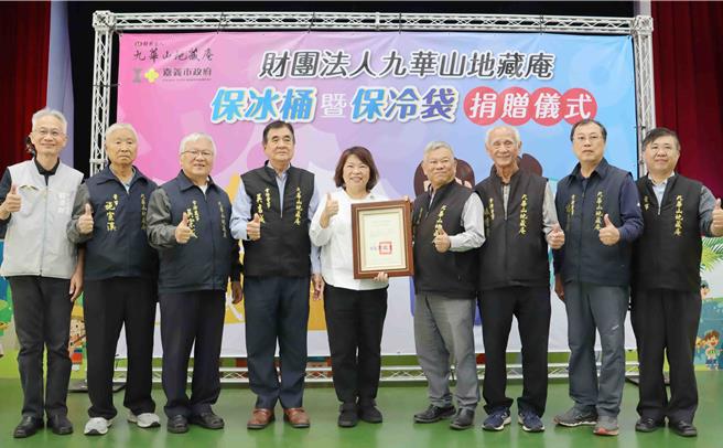 黄敏惠感谢黄俊森董事长以及全体董监事。（吕妍庭摄）