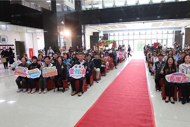 苗栗县政府公共图书馆奖励阅读活动，12日由苗栗县长锺东锦表扬优良阅读心得得主。（谢明俊摄）