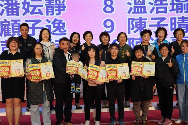 苗栗县政府公共图书馆奖励阅读活动，12日由苗栗县长锺东锦表扬优良阅读心得得主。（谢明俊摄）