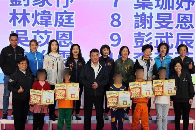 苗栗县政府公共图书馆奖励阅读活动，12日由苗栗县长锺东锦表扬优良阅读心得得主。（谢明俊摄）