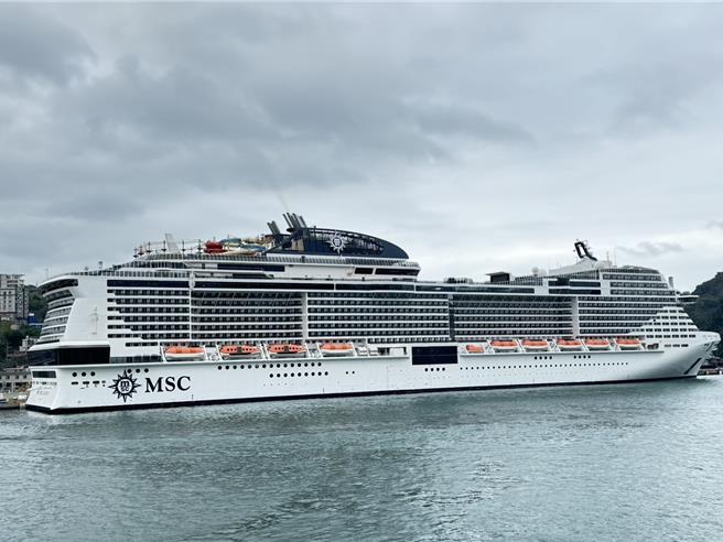 地中海荣耀号邮轮日前在日本冲绳县那霸港引擎故障维修，11日修復完成。荣耀号12日上午11时许顺利抵达基隆港，将在同日下午6时展开前往宫古岛等地5天4夜旅程。（徐佑升摄）