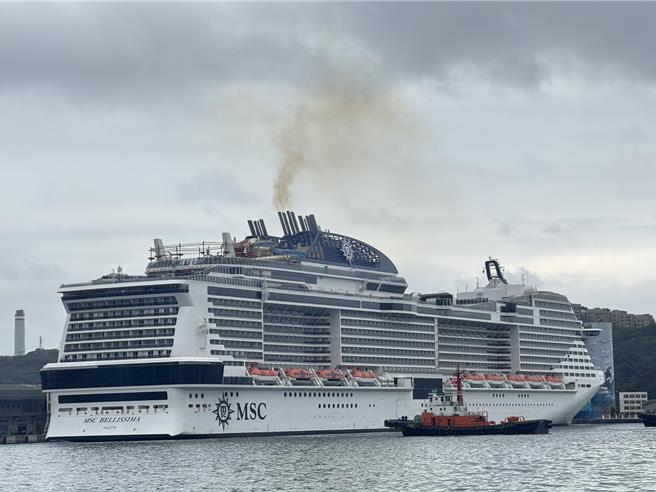 地中海荣耀号邮轮日前在日本冲绳县那霸港引擎故障维修，11日修復完成。荣耀号12日上午11时许顺利抵达基隆港，将在同日下午6时展开前往宫古岛等地5天4夜旅程。（徐佑升摄）