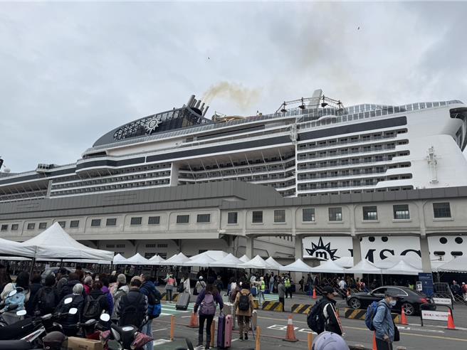 地中海荣耀号邮轮日前在日本冲绳县那霸港引擎故障维修，11日修復完成。荣耀号12日上午11时许顺利抵达基隆港，将在同日下午6时展开前往宫古岛等地5天4夜旅程。（徐佑升摄）