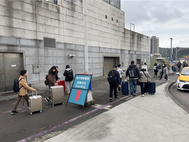 地中海荣耀号邮轮日前在日本冲绳县那霸港引擎故障维修，11日修復完成。荣耀号12日上午11时许顺利抵达基隆港，将在同日下午6时展开前往宫古岛等地5天4夜旅程。（徐佑升摄）