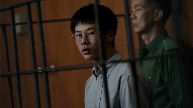 18岁新演员苏文涛在《爸爸》中饰演刘青云儿子，初登大银幕表现可圈可点。（甲上娱乐提供）