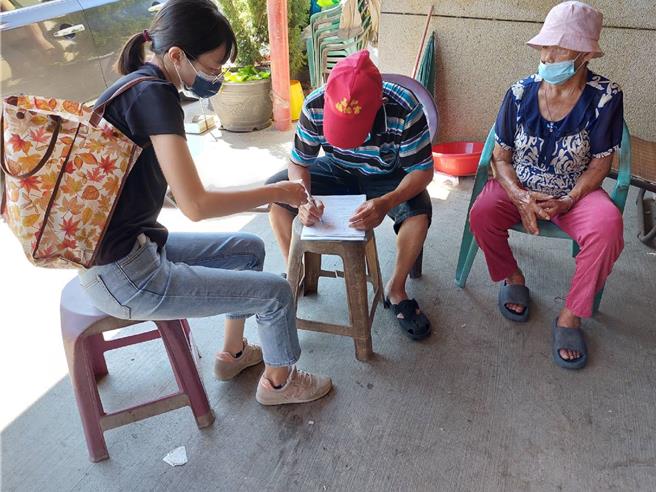 屏东推便民缴税，针对高龄65岁以上长者或身心障碍行动不便、且等级为中度以上者提供的「预约到府服务」。（屏县府提供／谢佳潾屏东传真）