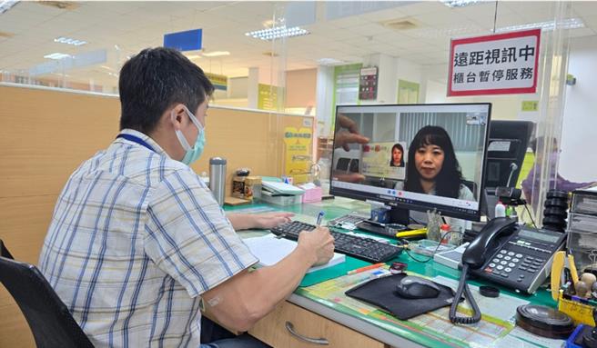 近年屏东财税局提供多项便民缴税服务，当中以公所为据点的远距视讯服务成效颇佳，8年服务9.3万余件。（屏县府提供／谢佳潾屏东传真）