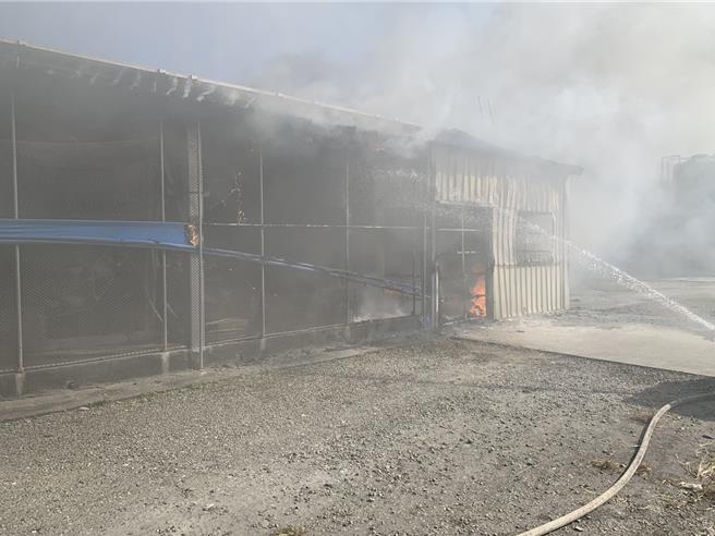 台南市后壁区新东里一处鸭寮今（12）日下午1点多惊传火警，起火位置在鸭寮内仓库，消防人员到场射水灭火。（读者提供／张毓翎台南传真）