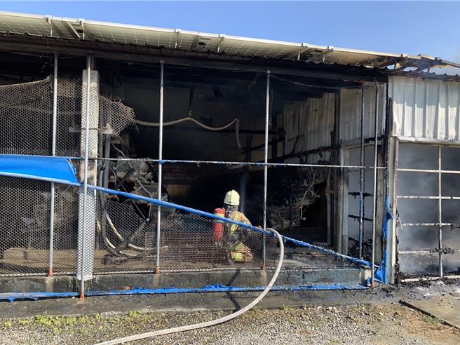 火势大约在下午1点45分被消防人员扑灭，鸭寮仓库被烧得只剩钢骨、铁皮。（读者提供／张毓翎台南传真）