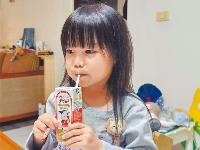 「班班有鲜奶」政策在本学期上路实施，却因鲜奶配送与保存不易、学童饮食习惯等问题，全国高达7成5以上的学校选择喝保久乳。（本报资料照片）